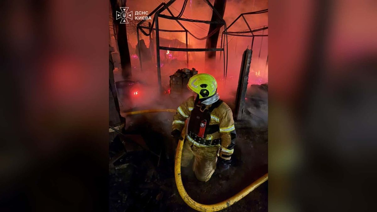 Атака на Київ: загинув 48-річний чоловік, 24 постраждалі (оновлено) Рятувальник ДСНС Києва з рукавом гасить пожежу серед обгорілих конструкцій після балістичної атаки на Київ 22 жовтня
