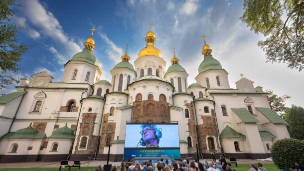У Голосіївському районі перевірили паркування для людей з інвалідністю Глядачі дивляться кінопоказ КіноБукет на великому екрані просто неба на тлі Софійського собору в Києві
