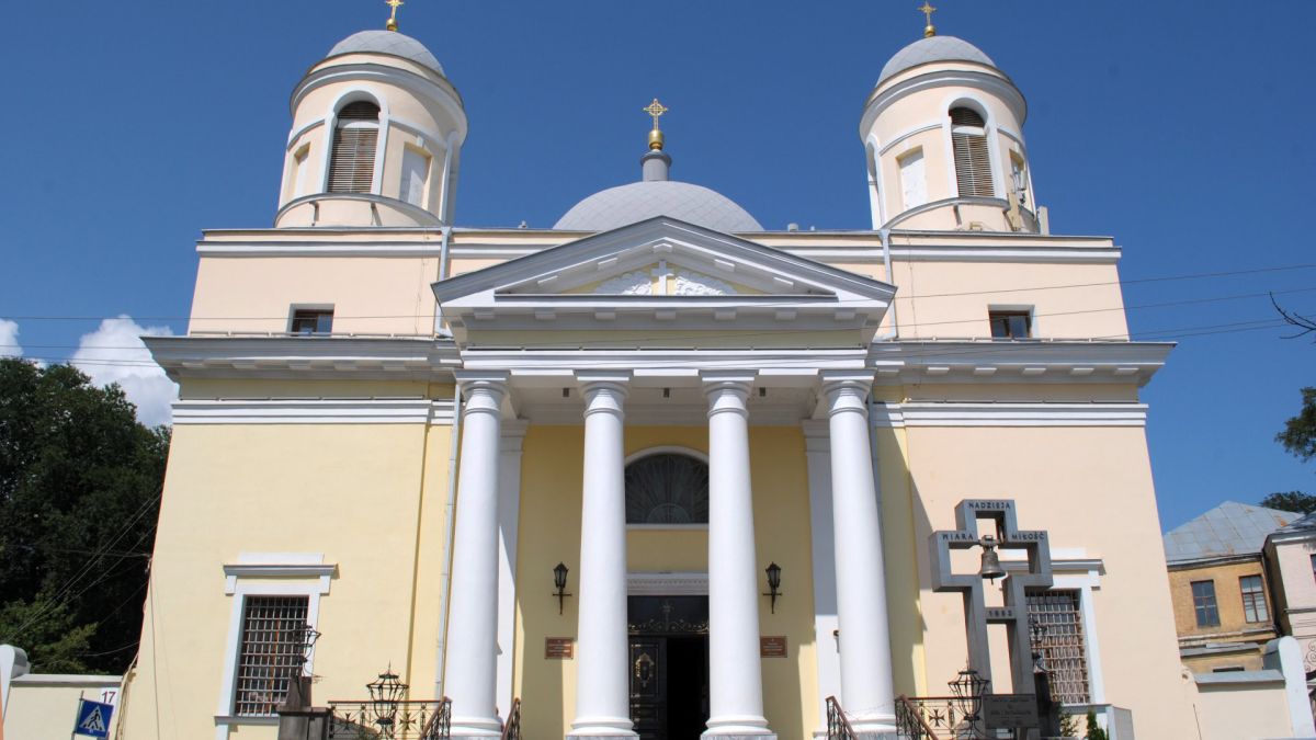 Костьол Святого Олександра — найстаріший католицький храм Києва на вулиці Костьольній у класицистичному стилі з чотириколонним портиком