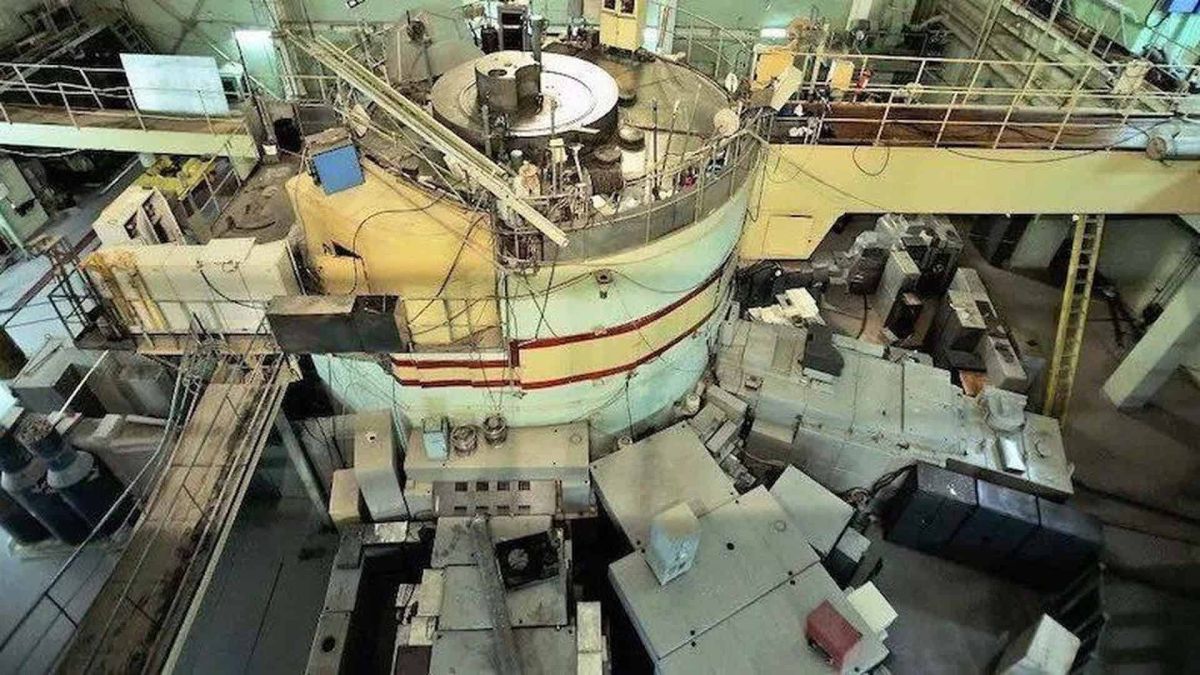 Зал дослідницького ядерного реактора з металевими конструкціями, площадками й обладнанням (ілюстративне фото)