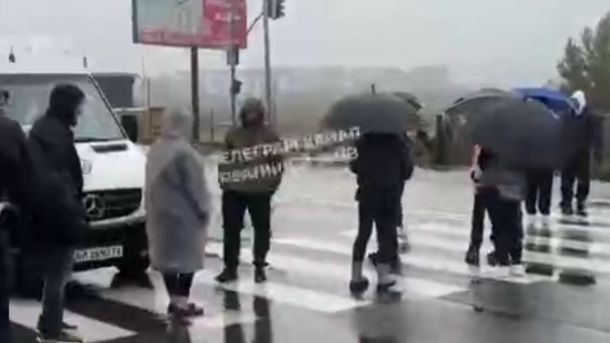 Люди перекривають дорогу в Києві
