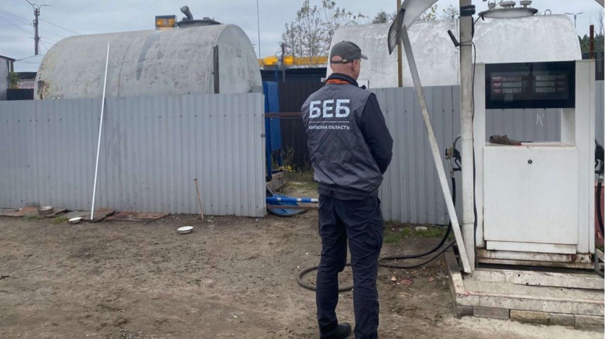 Працівник БЕБ біля незаконної автозаправки