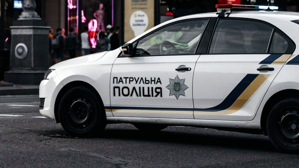 Поліцейський автомобіль Національної поліції України під час затримання підозрюваного у шахрайстві
