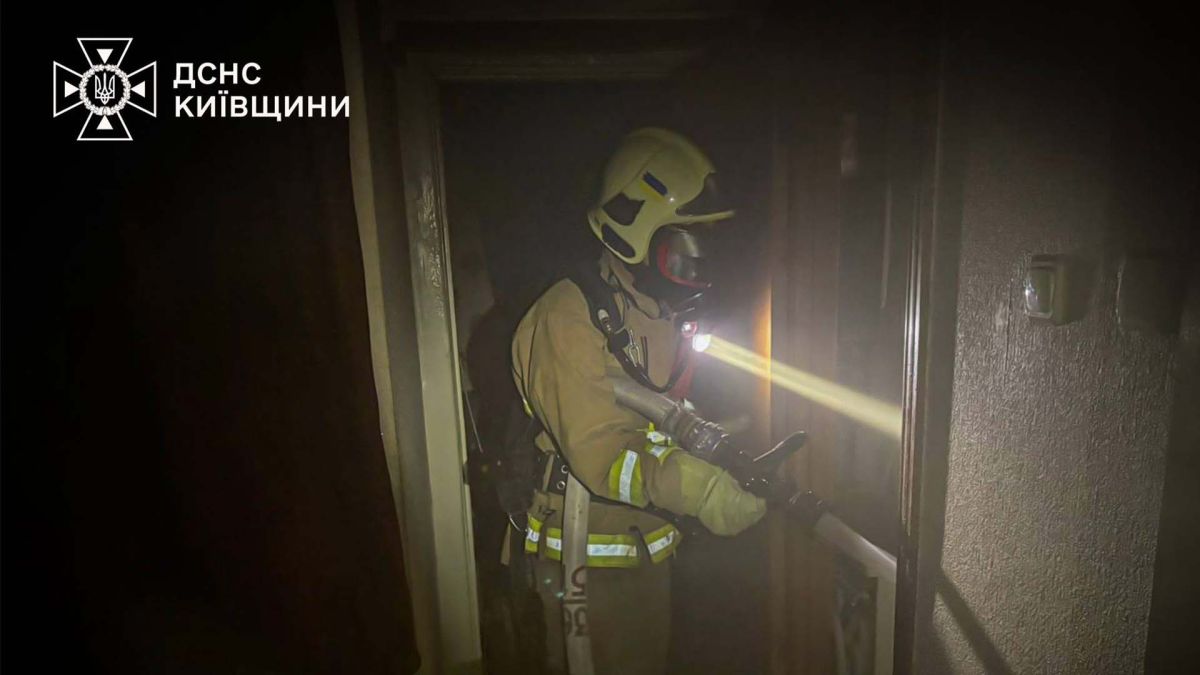 Трагічна пожежа на вул. Українська: рятувальники евакуювали чотирьох дітей