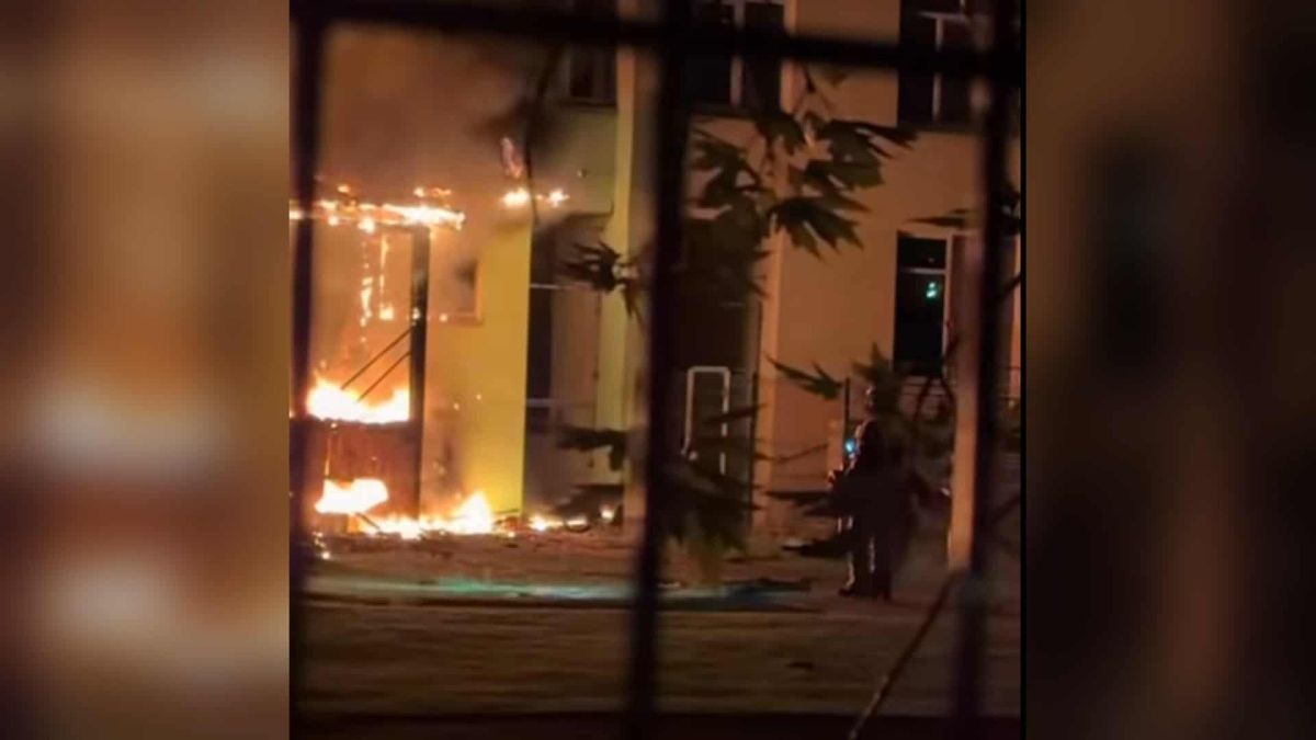 Вогонь охопив вхідну частину дитячого садочка в Оболонському р-ні Києва після нічної російської атаки