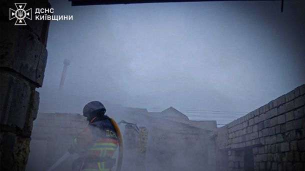 Гасіння пожежі працівником ДСНС