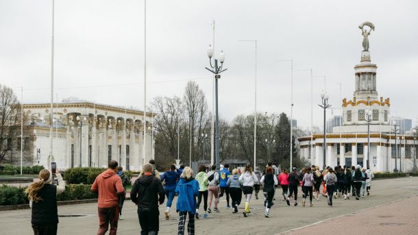 Учасники благодійного забігу «7 бігових субот» біжать алеєю ВДНГ у Києві під час першого старту 11 квітня 2026 року
