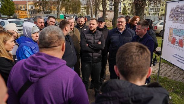 Будівельний майданчик нового житлового комплексу у Гостомелі на місці зруйнованого військового містечка