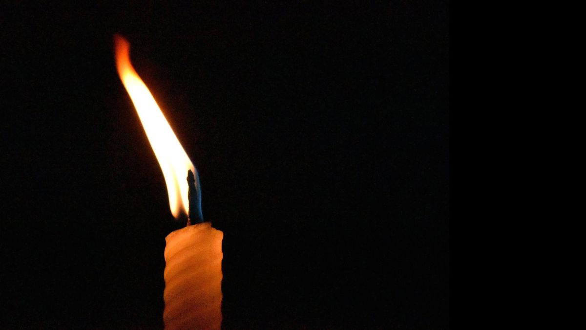 314 голосів за хвилину мовчання: що ухвалила Верховна Рада Запалена свічка на темному тлі