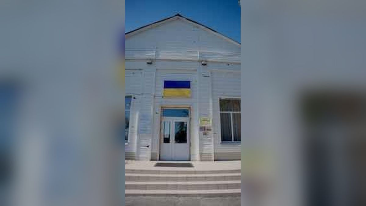 Адміністратор ПРООН Александер де Кроо на Київщині під час візиту до відновленого молодіжного простору в Гостомелі