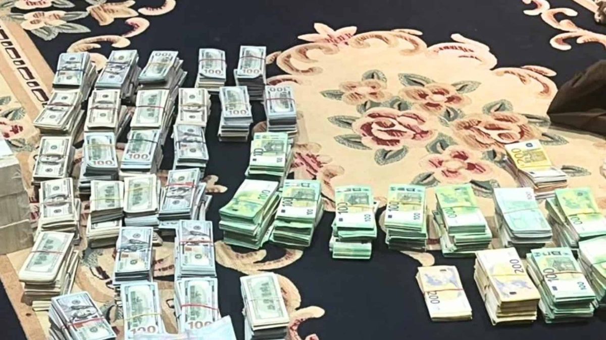 Полковники поліції створили банду та пограбували криптопідприємців на $2,2 млн Троє підозрюваних полковників поліції, які організували банду і пограбували криптопідприємців на $2,2 млн — справа ОГП