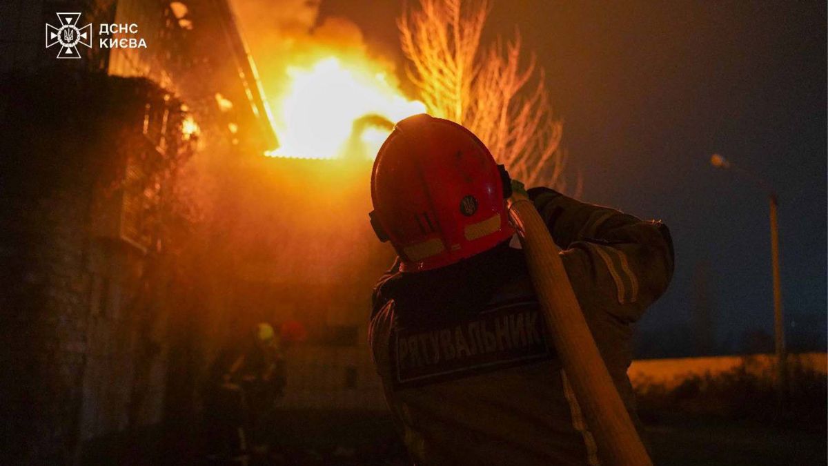 Співробітник ДСНС гасить пожежу