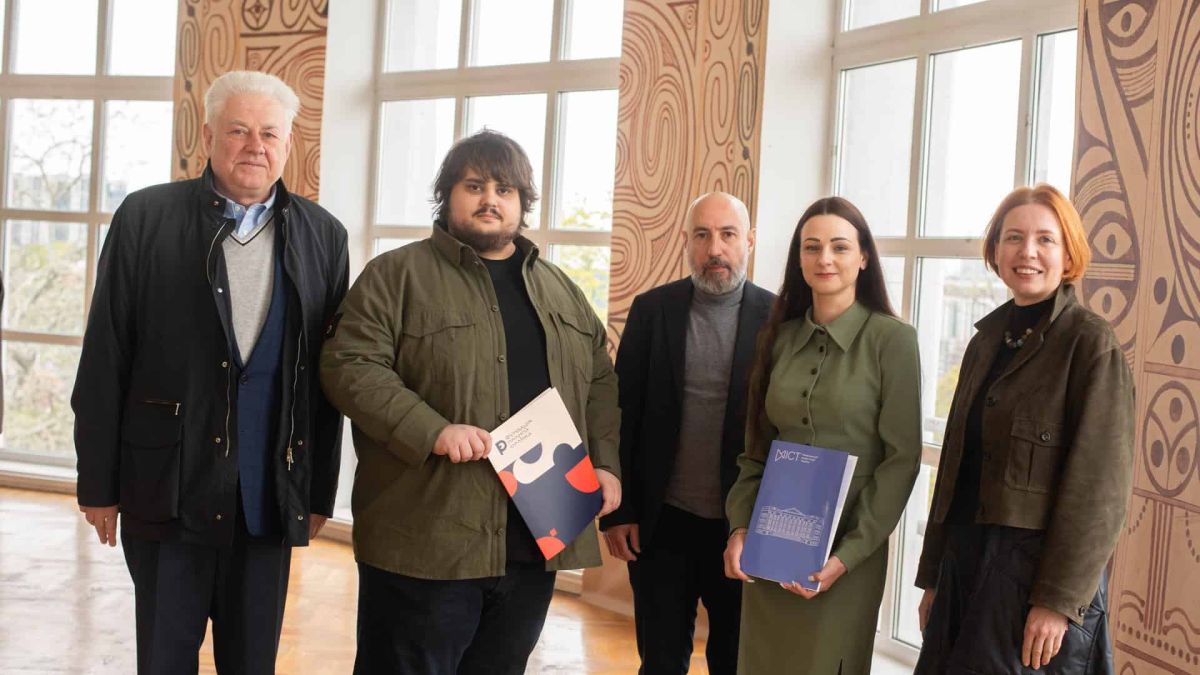 Учасники заходу в Національному музеї історії України під час презентації артефактів армії УНР, повернених з Канади, 30 квітня 2026 року