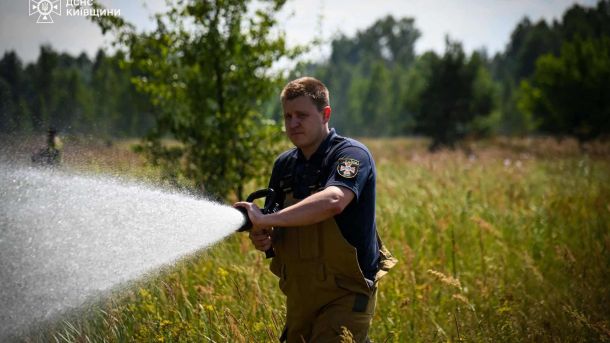 Рятувальники ДСНС гасять пожежу лісової підстилки у зоні відчуження на Київщині з контролем радіаційного фону