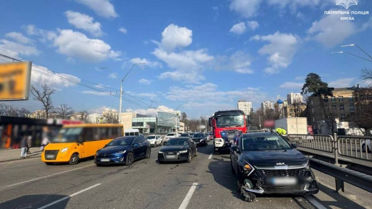 ДТП біля Житомирської ускладнило рух з міста на Берестейсько