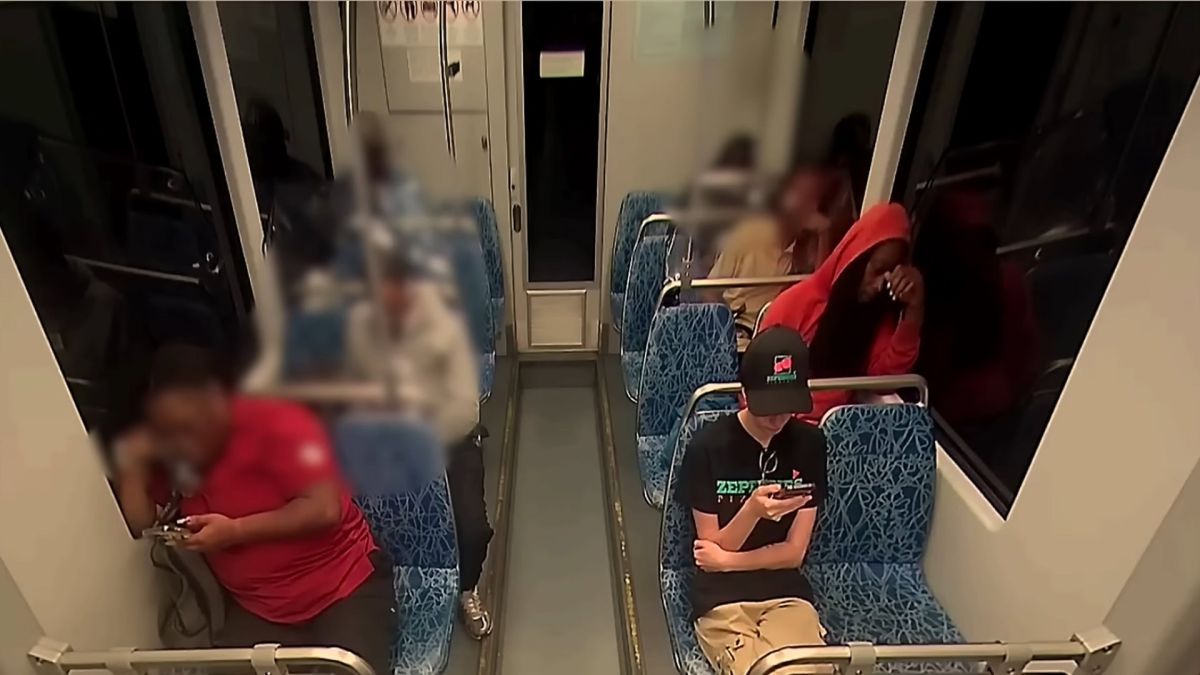 Кадр із камери спостереження легкорейкового потяга LYNX Blue Line у Шарлотті, пасажири сидять у вагоні