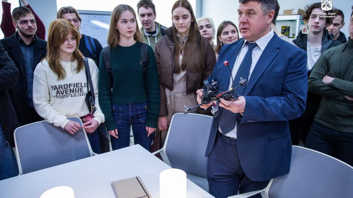 Представник КПІ демонструє дрон студентам на відкритті гуртка ІПСАК на факультеті ФІОТ