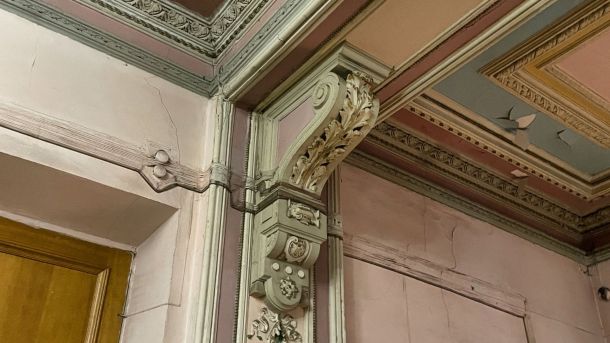 Садиба монастиря на Флорівській: архіви розкрили 130 років Поділу Збережена ліпнина в холі садиби на Великій Житомирській, 28 у Києві — пам'ятка межі XIX–XX століть