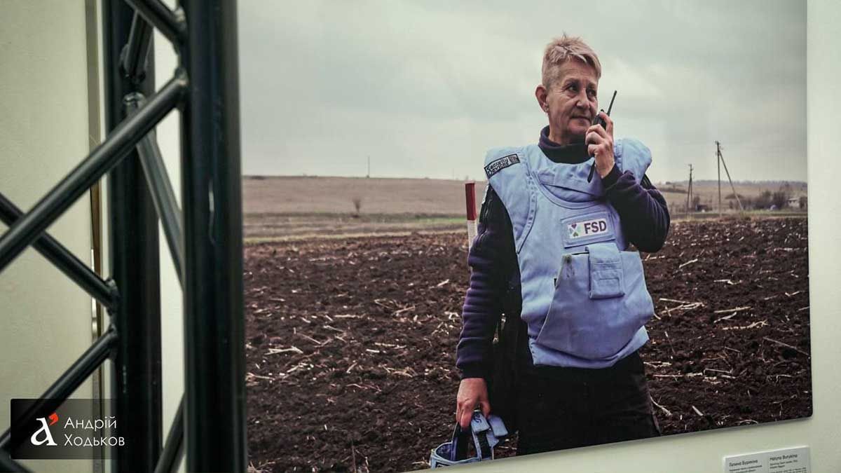 У Києві, в музеї Шевченка, відкрили виставку «Жінки у розмінуванні»