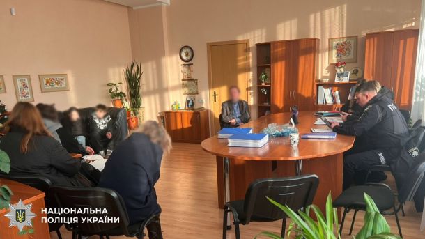 «Крижинка» під загрозою: хто і навіщо купує дитячу арену Поліцейські та учасники бійки у школі