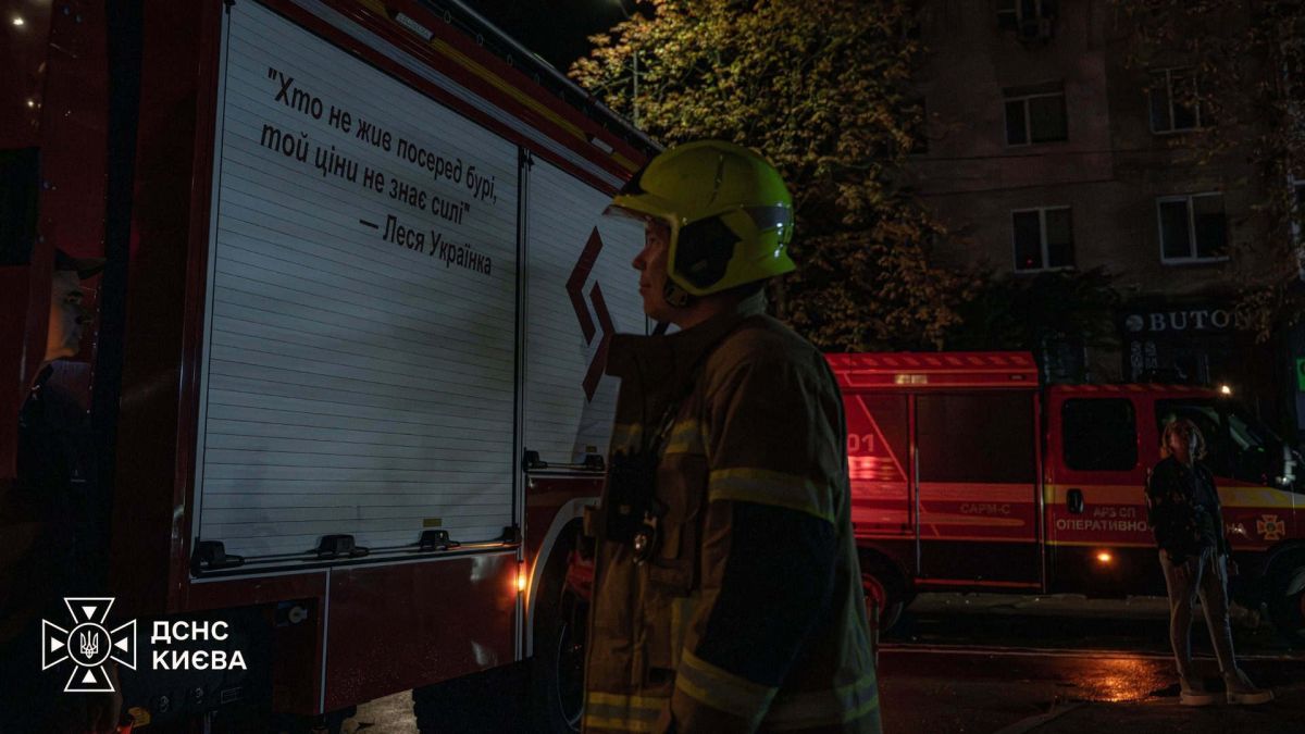 Ворожа атака пошкодила 16-поверхівку у Голосіївському районі (оновлено) Рятувальник ДСНС Києва біля пожежної машини вночі на місці ворожої атаки в Голосіївському районі