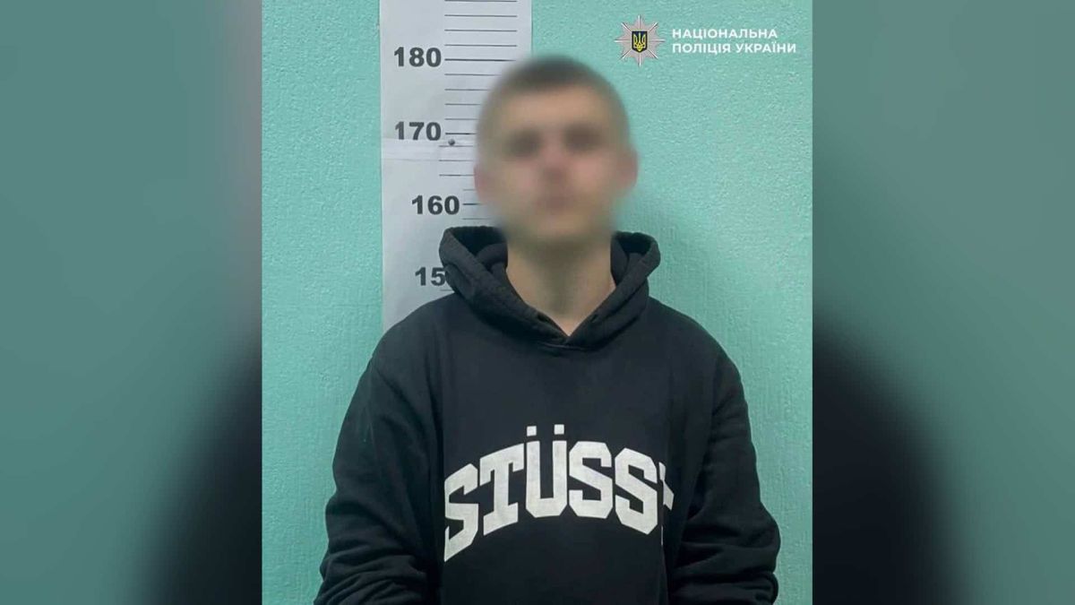 Газ в обличчя 66-річного пенсіонера у вагоні метро: киянин отримав хімічні опіки Підозрюваний 23-річний житель Київщини з розмитим обличчям на фото поліції після нападу з газом у метро Києва