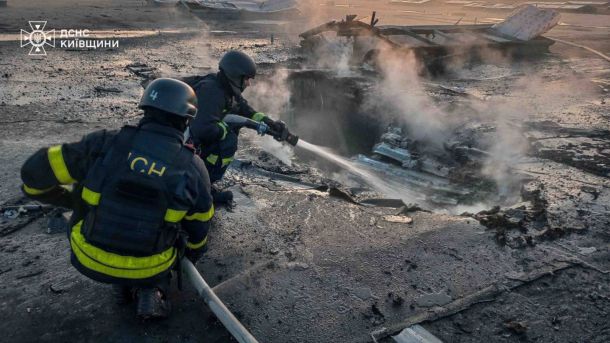 Рятувальники ДСНС Київщини гасять пожежу на зруйнованому об'єкті після нічної атаки безпілотниками 15 квітня 2026 року