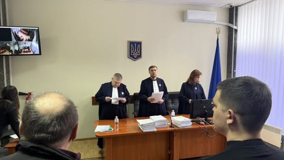 Троє суддів у мантіях зачитують рішення на засіданні суду у справі Китаївського археологічного комплексу