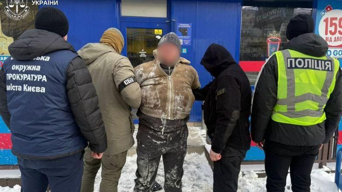 Співробітники СБУ та поліції затримують підозрюваного у шахрайстві з обіцянкою мобілізації засудженої за 18 000 доларів