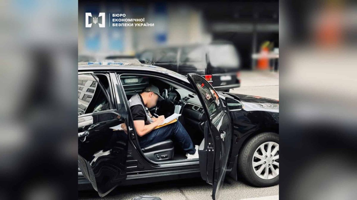 Детективи БЕБ на Київщині викрили конвертаційний центр із 60 фіктивними фірмами в аграрній сфері
