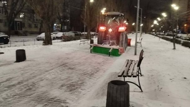 Погода в Києві 1 січня: морози до -13°С та ожеледиця Трактор прибирає сніг на булварі Шамо
