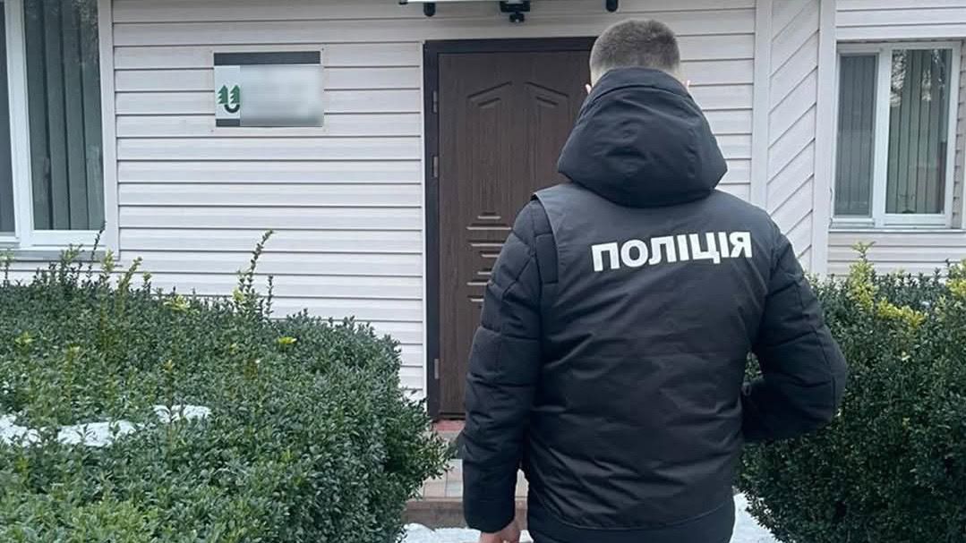 Поліцейський біля будівлі лісового господарства
