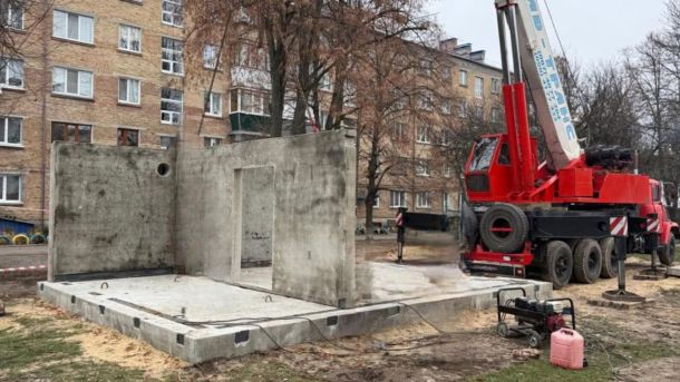 Спеціальна техніка встановлює модульне укриття