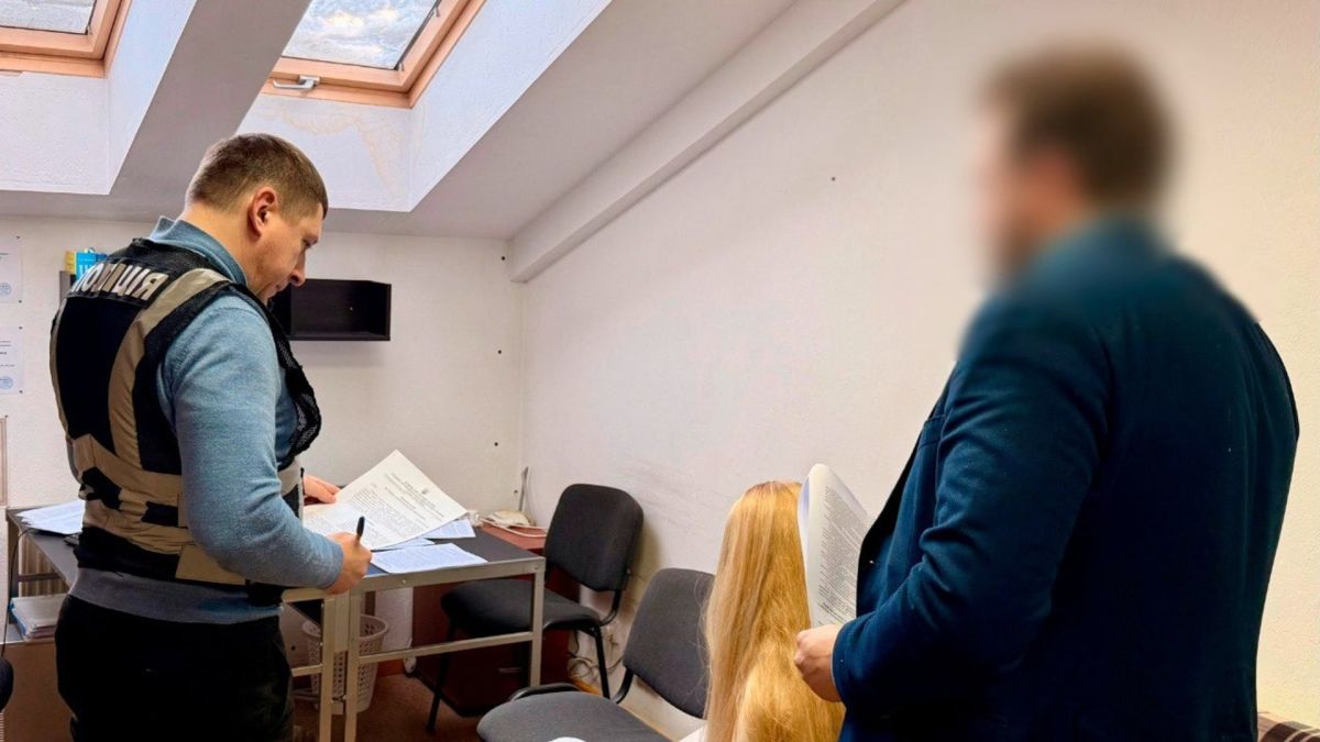 У Києві підприємиця захопила 0,8 га в парку «Голосіївський» Правоохоронці і підозрювана