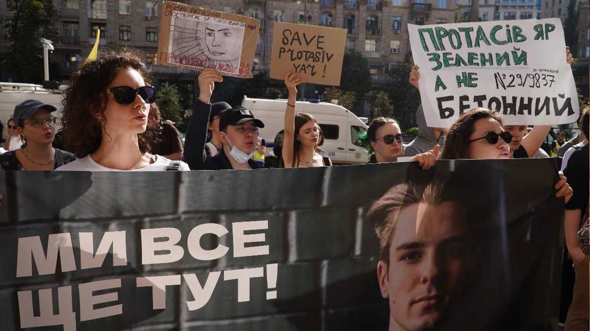 люди с плакатами на мітингу