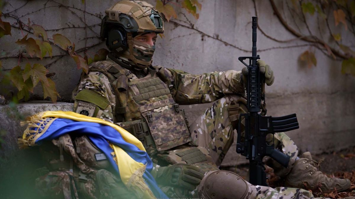 Росія втратила 1 420 військових за добу — дрони уразили завод «Ставролен» Військовий ЗСУ з українським прапором та автоматом у руці