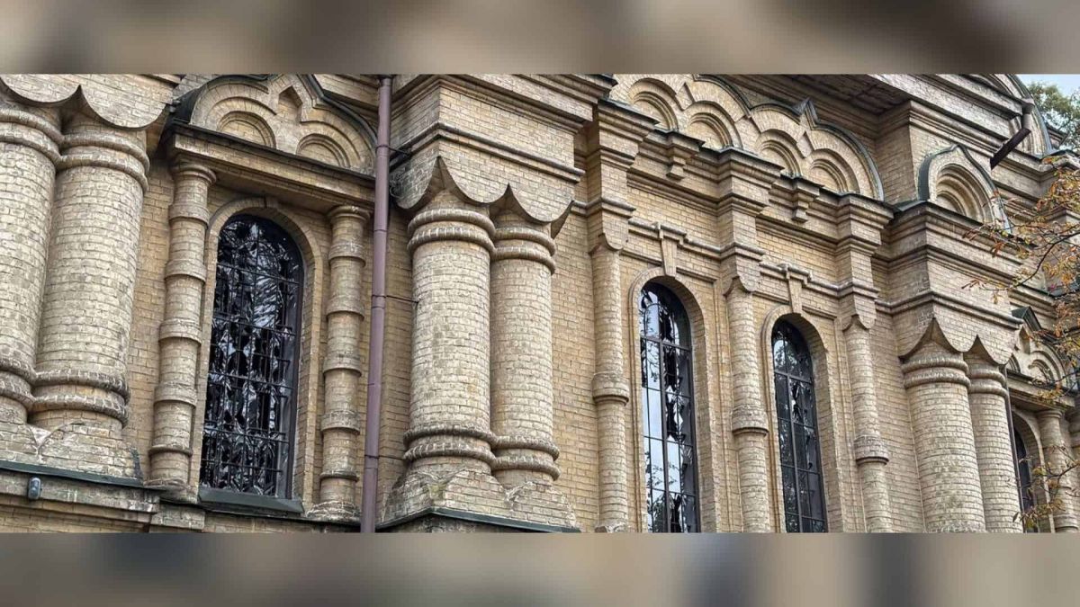 Пошкоджений внаслідок російської атаки 24 вересня Свято-Покровський храм 1906 року на Виноградарі в Києві