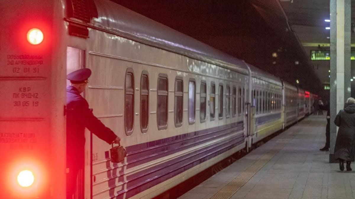Потяг відправляється з київського вокзалу