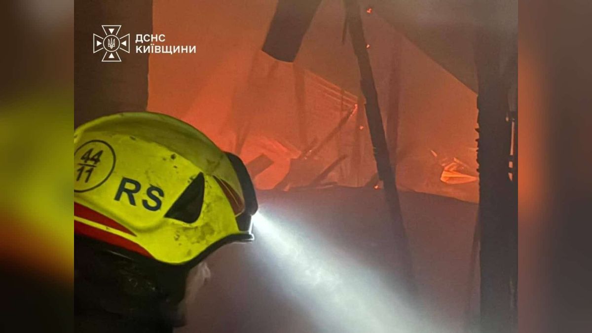 У Бучанському та Фастівському р-нах гасили пожежі після атаки Рятувальники ДСНС Київщини ліквідують пожежу після ворожої атаки у Бучанському та Фастівському районах — загиблих немає