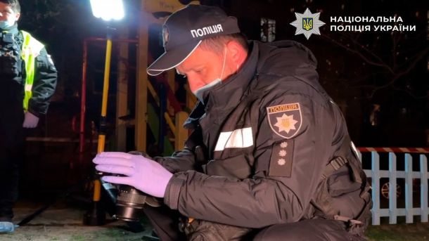 Поліцейські на місці нападу з ножем на дитячому майданчику у Дніпровському районі Києва