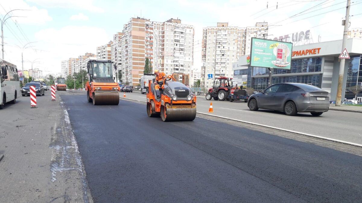 Дорожники Київавтодору проводять ремонт асфальтного покриття на вулицях Києва у березні 2026 року