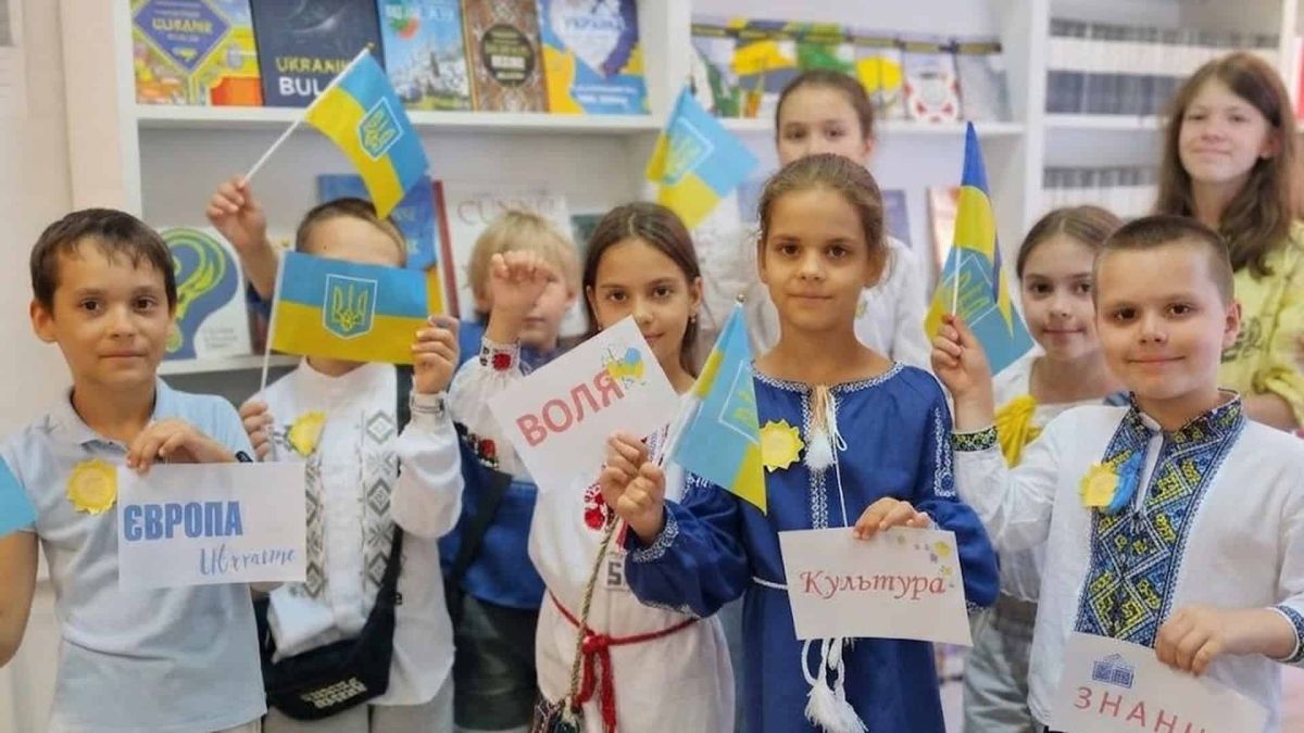 У Києві нагородили читачку, яка прочитала за літо 53 книги Діти у вишиванках з українськими прапорцями тримають картки зі словами «Європа», «Воля», «Культура», «Знання» на святі в Національній бібліотеці для дітей
