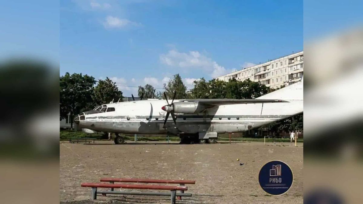 Літак Ан-8 у 7-му мікрорайоні Оболоні