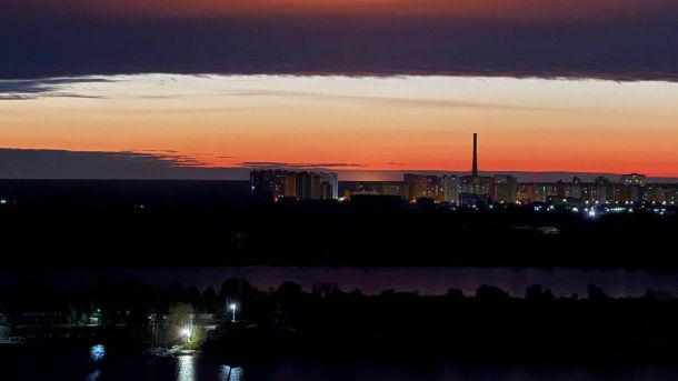 Червоно-рожевий захід сонця в Києві