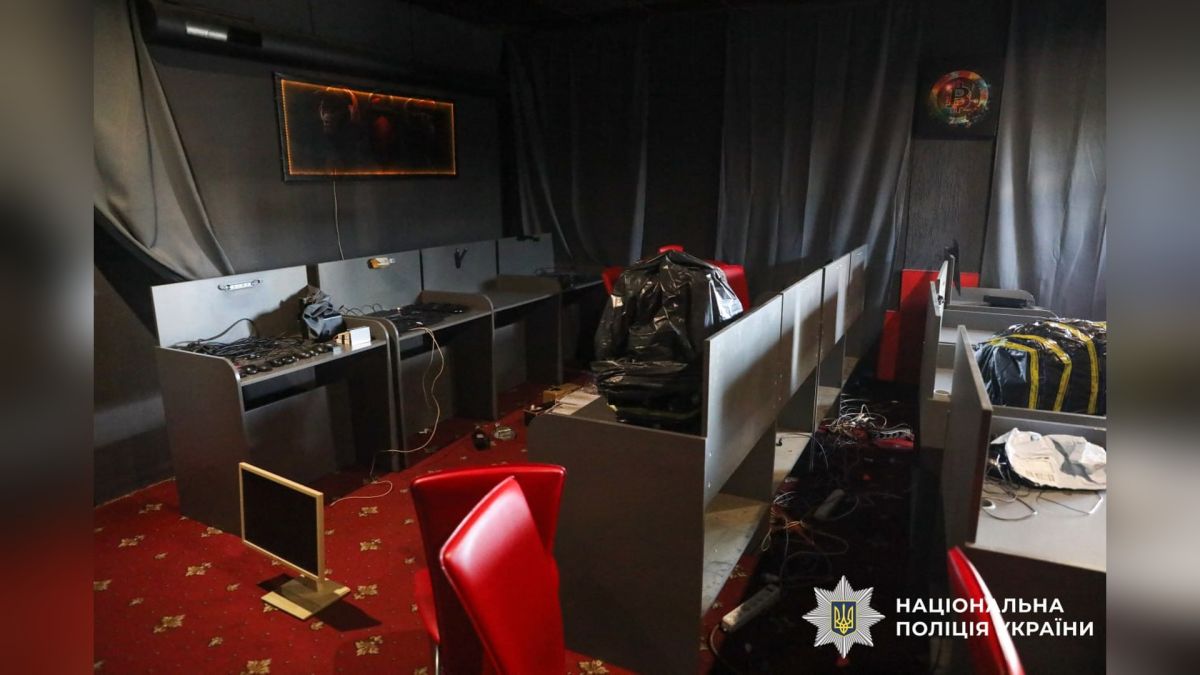 На Київщині поліція вилучила понад 3 тисячі одиниць техніки з гральних закладів Приміщення підпільного грального закладу на Київщині після обшуку: столи з комп’ютерами, монітори та запаковане обладнання