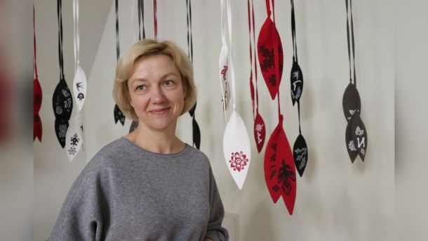 Текстильні прикраси «Абетка Позивних» Людмили Антоненко у техніці вибійки в Музеї «Будинок Митрополита»