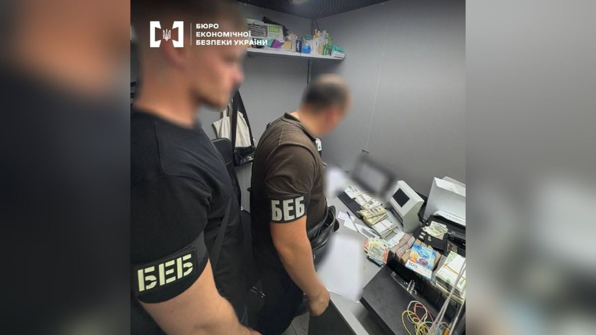 Детективи БЕБ викрили мережу нелегальних обмінників у Києві та вилучили готівку на суму понад 7 млн грн у різних валютах
