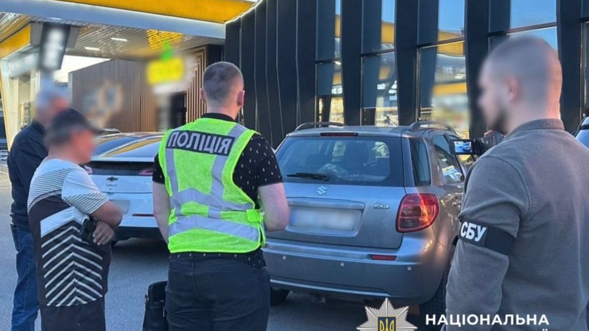 Поліція Київщини затримала жителя Обухова на хабарі $35 000 за переправлення через кордон