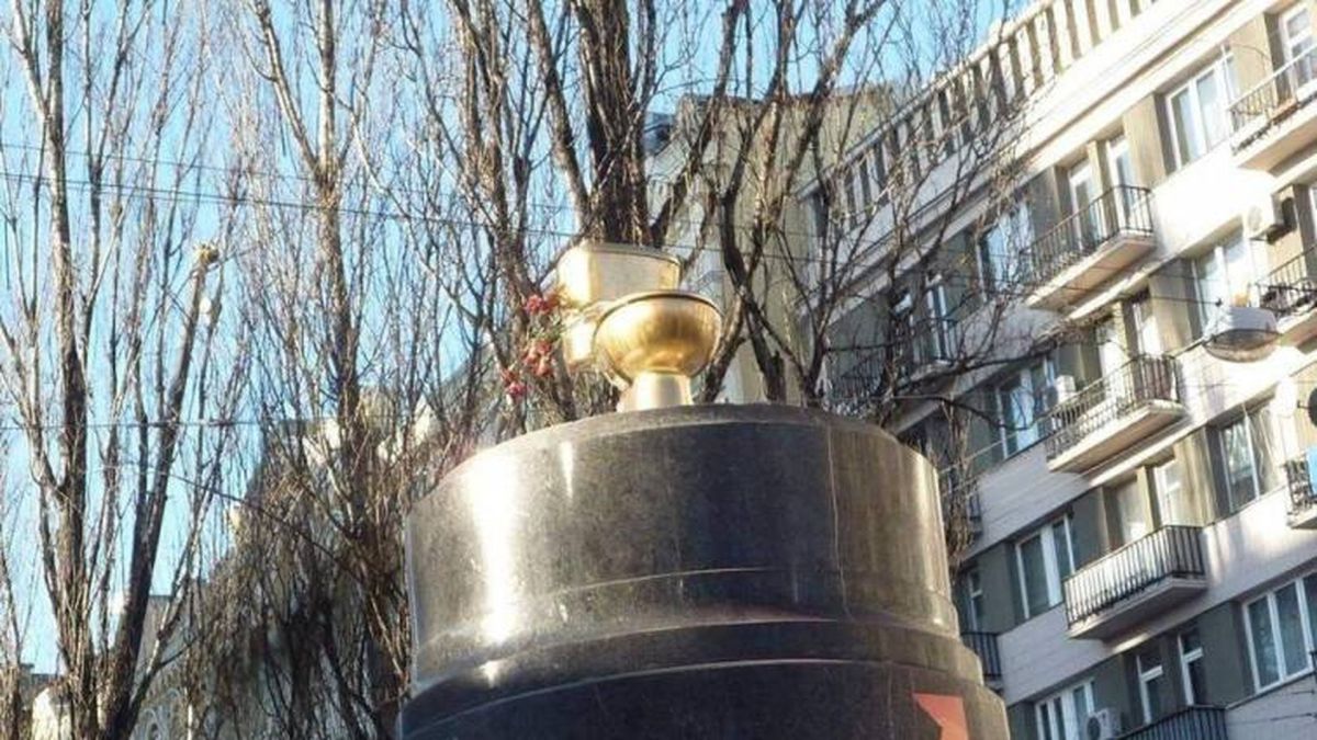 Золотий унітаз на постаменті пам'ятника Леніну на Бессарабській площі у Києві в лютому 2014 року під час Революції Гідності