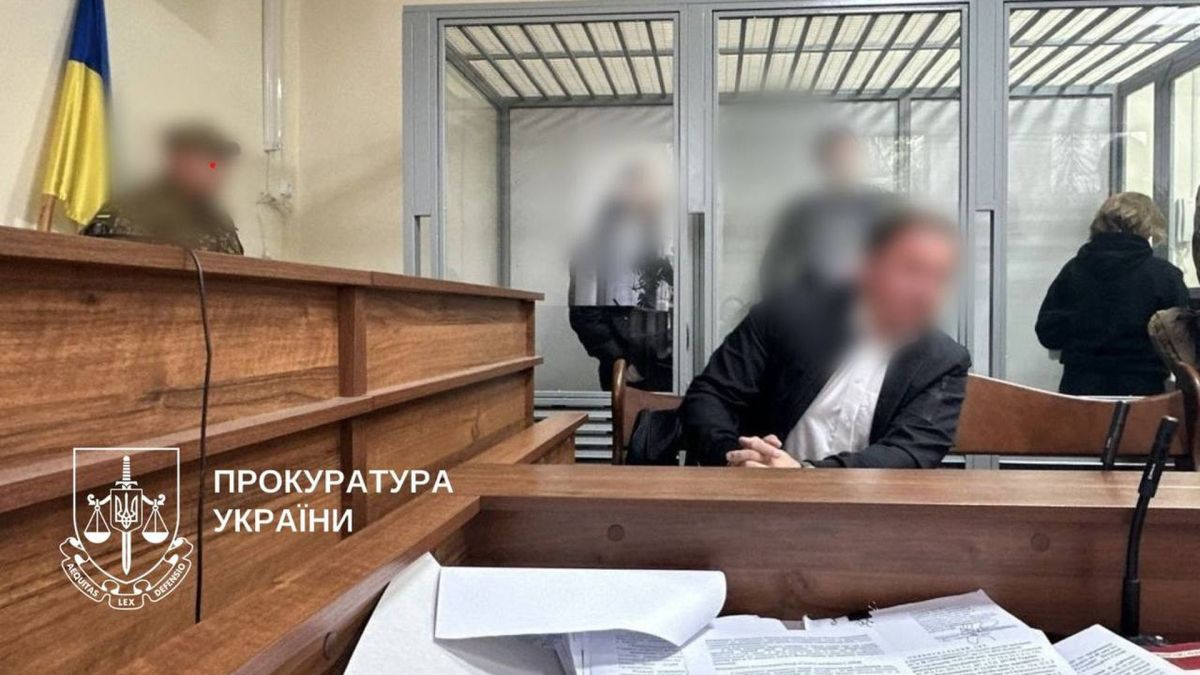 У Києві запобігати вбивству чиновника з МОЗ: затримали трьох Засідання суду під час якого присутні суддя прокурор і троє людей в камері